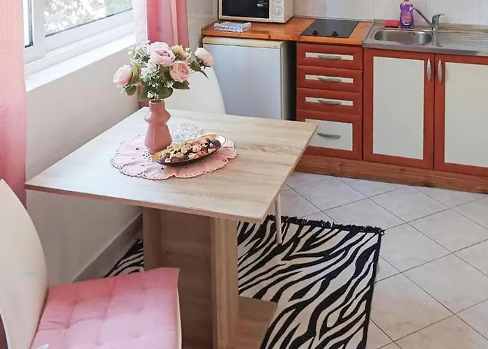 Awesome In Hvar With Wifi 흐바르