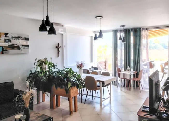 Awesome In Hvar With Wifi * 흐바르